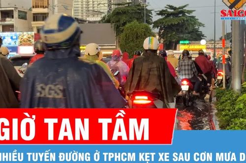 Nhiều tuyến đường ở TPHCM ùn ứ sau cơn mưa dông vào giờ tan tầm