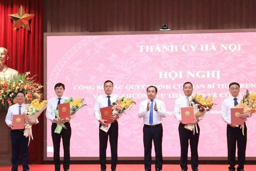 Hà Nội công bố nhiều quyết định về công tác cán bộ
