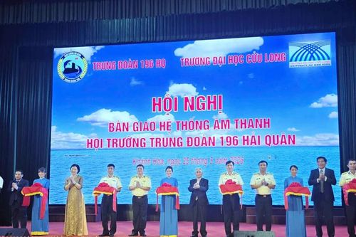 Trường ĐH Cửu Long tặng hệ thống âm thanh cho Trung đoàn 196 Hải quân