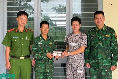 Chiến sĩ Đồn Biên phòng Vàm Trảng Trâu nhặt được của rơi trả người đánh mất