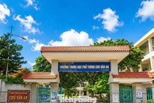 Cả trường bị hạ thi đua, cắt khen thưởng nhưng 'không biết sai ở đâu'