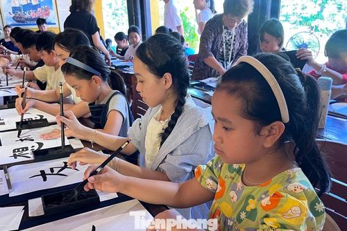 Hào hứng viết thư pháp, diễn cosplay Nhật Bản tại phố Hội