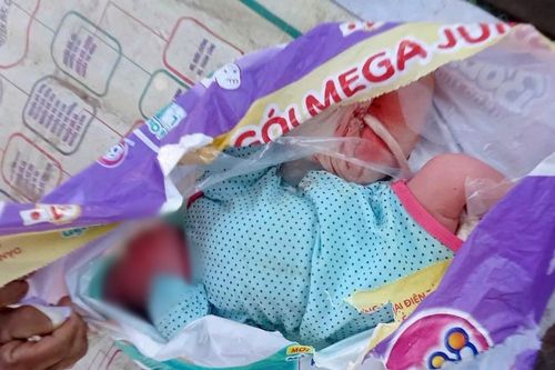 Bé gái sơ sinh chưa cắt dây rốn bị bỏ rơi giữa trưa nắng