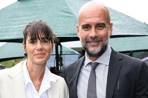 Pep Guardiola làm lành với vợ, về Barcelona sinh sống