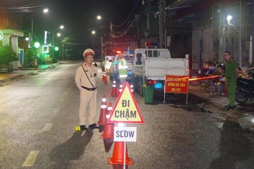 Hành động gây phẫn nộ của người đàn ông khi bị công an kiểm tra nồng độ cồn