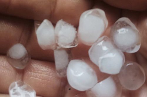 Mưa đá bất ngờ xuất hiện, người dân ghi lại cảnh tượng hiếm gặp