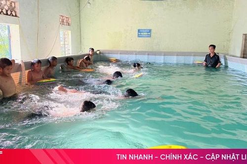 Những lớp dạy bơi '0 đồng' cho trẻ em nghèo