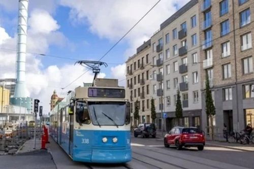 Thụy Điển: Xe buýt tự lái va chạm với tàu điện ngay trong ngày đầu chở khách