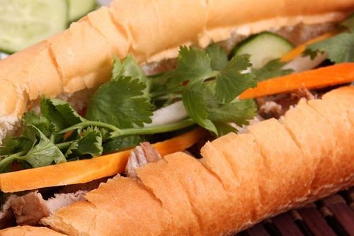 Nhiều người nhập viện nghi ngộ độc sau khi ăn bánh mì