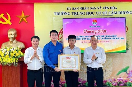 Trao tặng Huy hiệu 'Tuổi trẻ dũng cảm' cho học sinh cứu người đuối nước