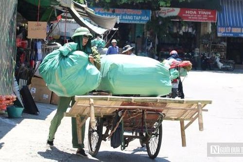Người lao động oằn mình mưu sinh giữa 'chảo lửa' miền Trung