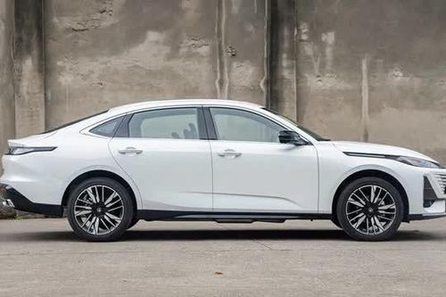 Xe sedan hybrid nội thất tiện nghi, giá chưa tới 350 triệu đồng