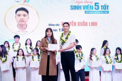 Sinh viên y lao lên thác nước, ép tim cứu bé trai đuối nước