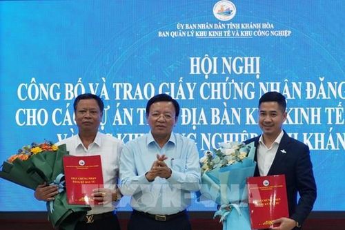 Khánh Hòa trao giấy chứng nhận đầu tư cho 13 dự án gần 7.500 tỷ đồng