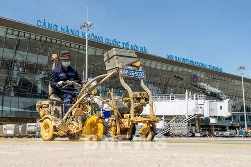 Nỗ lực xuyên nắng nóng, đảm bảo an toàn bay tại 'chảo lửa' Nội Bài