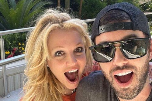 Quản lý lâu năm của Britney Spears mất kiểm soát, công khai chửi bới người hâm mộ