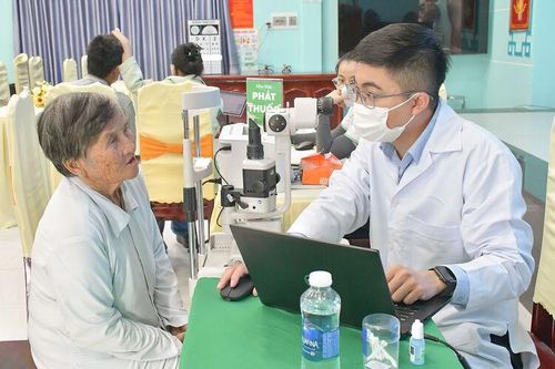 Khám mắt, cấp thuốc miễn phí cho gần 200 người dân xã Vĩnh Thuận