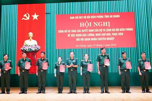 Đảng ủy Ban Chỉ huy Bộ đội Biên phòng tỉnh An Giang trao quyết định về công tác cán bộ