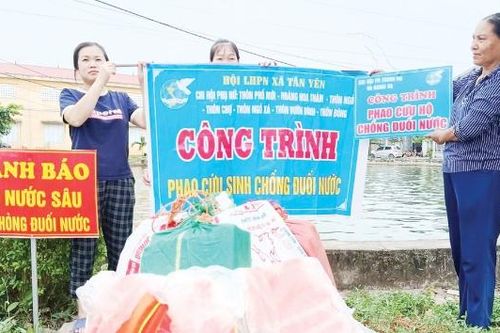 Phụ nữ xã Tân Yên lắp đặt biển cảnh báo, trang bị phao phòng, chống đuối nước