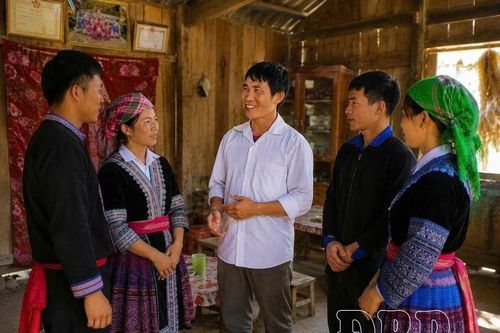 Dân là gốc, dân vững Đảng bền