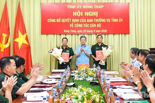 Trao quyết định về công tác cán bộ tại Đảng ủy Quân sự tỉnh Đồng Tháp