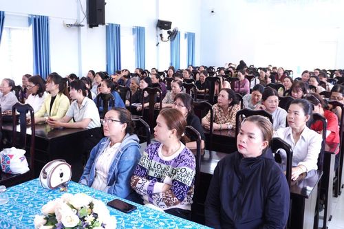 Tập huấn kiến thức an toàn thực phẩm tại xã Vạn Ninh