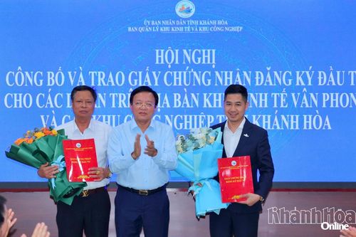 Trao giấy chứng nhận đầu tư cho các dự án ở Khu Kinh tế Vân Phong và các khu công nghiệp tỉnh