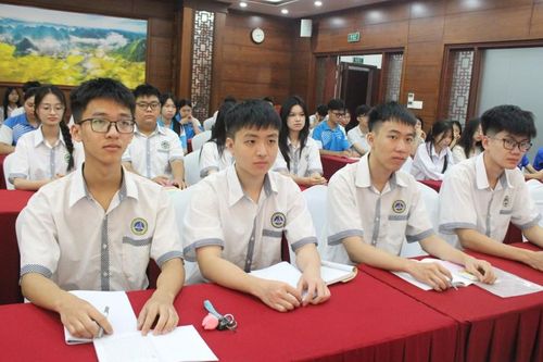Gần 70 học sinh THPT được bồi dưỡng nhận thức về Đảng