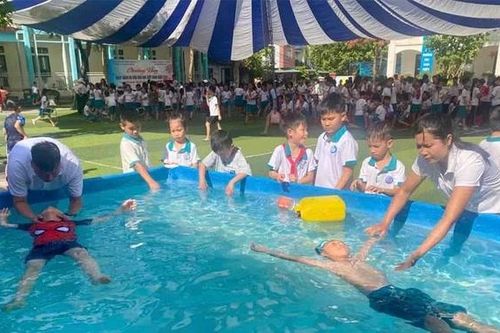 Trang bị kỹ năng cứu đuối cho học sinh
