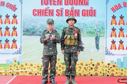 Chiến sĩ mới thực hành '3 tiếng nổ'