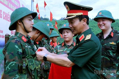 Tư lệnh Quân khu 2 kiểm tra thực hành bắn súng tại Trung đoàn 247