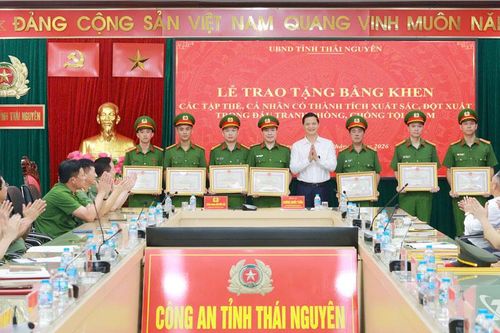 Khen thưởng đột xuất các tập thể, cá nhân xuất sắc trong đấu tranh phòng, chống tội phạm
