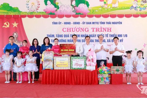 Chủ tịch UBND tỉnh Thái Nguyên tặng quà Trường Mầm non số 2 Hóa Thượng