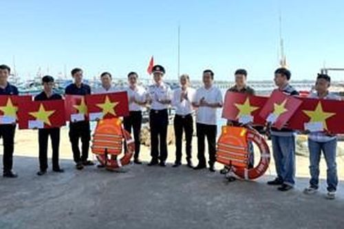 Cảnh sát biển đồng hành cùng ngư dân Thuận An vươn khơi bám biển