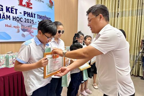 Chắp cánh tương lai cho học sinh khiếm thị