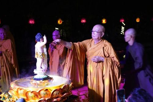 An Giang: Chùa Bửu Thọ rước kiệu Đức Phật đản sinh và cử hành nghi thức Tắm Phật