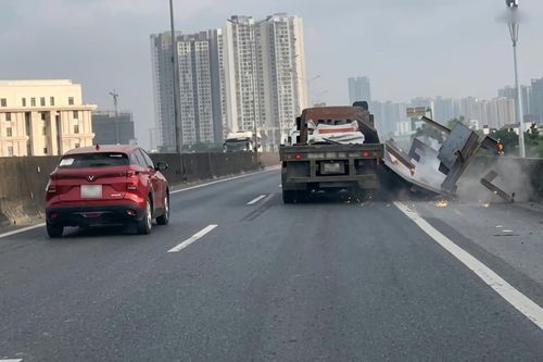 Thót tim cảnh hàng chục tấm tôn bay khỏi xe đầu kéo trên cao tốc