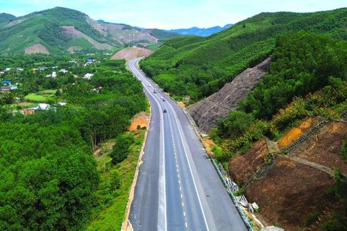 Diện mạo cao tốc La Sơn - Hòa Liên mở rộng lên bốn làn xe