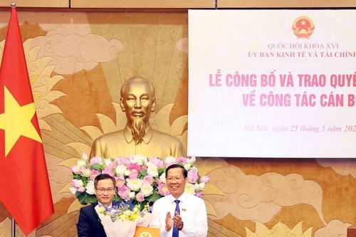 Ủy ban Kinh tế và Tài chính công bố và trao quyết định về công tác cán bộ
