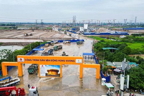Khán đài 135.000 chỗ ngồi tại sân vận động Hùng Vương dần hình thành