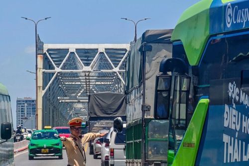 Hà Nội nắng nóng cực điểm, CSGT vẫn kiên trì bám đường chống ùn tắc