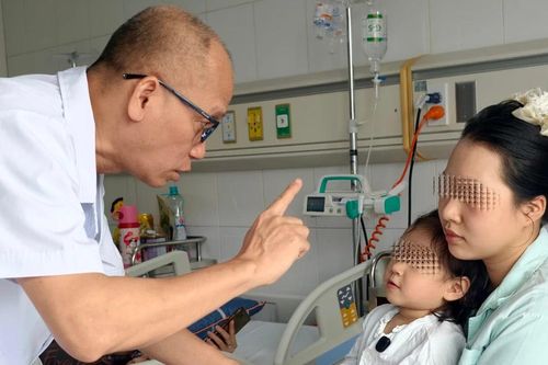 Cứu bé gái bị que xiên thịt đâm suýt vỡ nhãn cầu