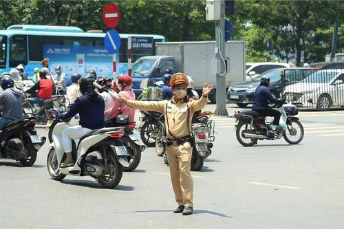 CSGT Hà Nội đảm bảo trật tự ATGT trong thời tiết nắng nóng