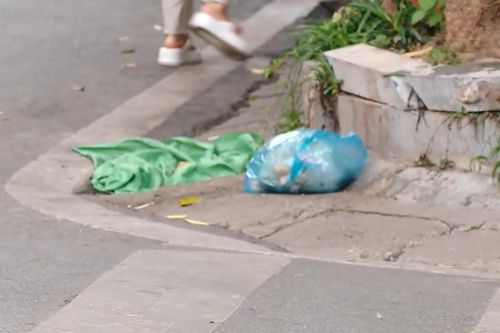 Tái diễn tình trạng vứt rác bừa bãi sau giờ thu gom