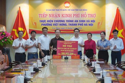 Ủy ban MTTQ tỉnh tiếp nhận kinh phí hỗ trợ an sinh xã hội của phường Việt Hưng (Hà Nội)