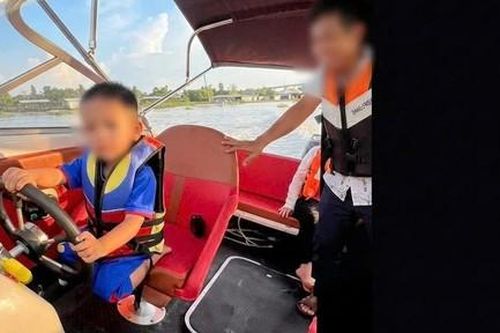 Xử phạt người cha để con 4 tuổi điều khiển ca-nô trên sông