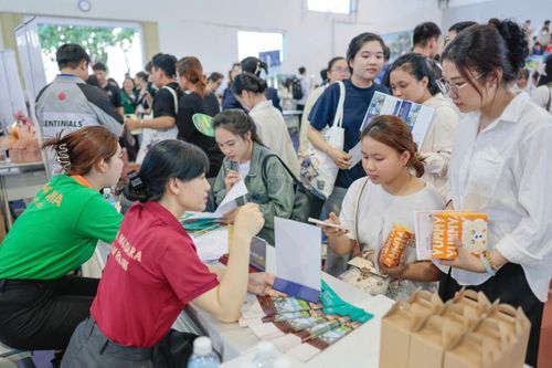 Hơn 1.000 sinh viên Trường Đại học Khánh Hòa tham gia kết nối tuyển dụng