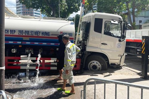 Xe phun nước rửa đường sụt hố trên phố Hà Nội