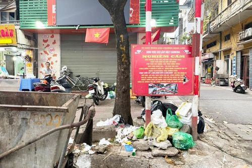Vẫn nhức nhối hành vi xả rác nơi công cộng tại một số phường ở Hà Nội: Cần thực hiện đồng bộ nhiều giải pháp