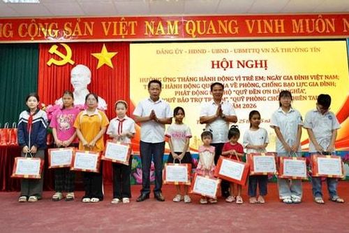 Xã Thường Tín tặng quà cho 100 trẻ em có hoàn cảnh khó khăn